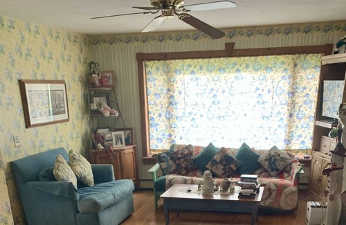 East Jewett House | Quaint Country House with Moutain Views