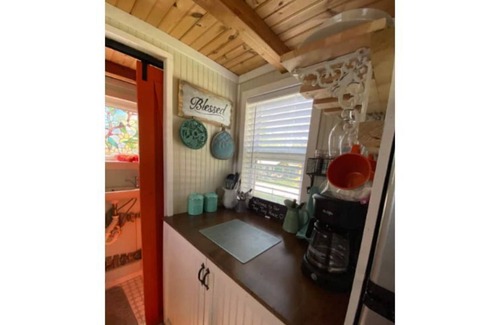 Burnet House | Cozy 1-Bedroom Tiny Home with Hot Tub & Kayak Access