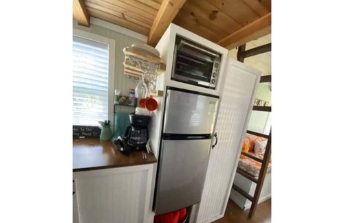 Burnet House | Cozy 1-Bedroom Tiny Home with Hot Tub & Kayak Access