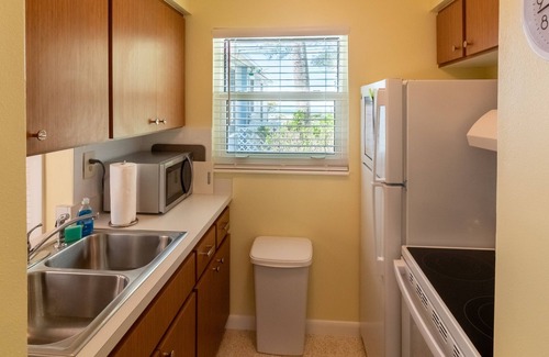 Holmes Beach Apartment | Cozy Beachside Apartment with Ocean View & Pool Access