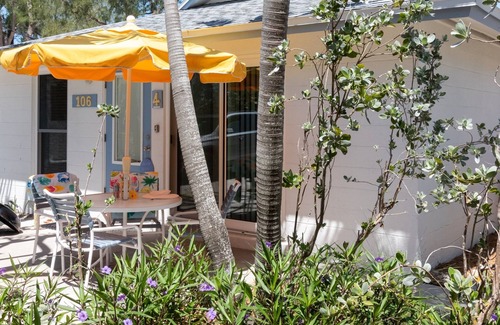 Holmes Beach Apartment | Cozy Beachside Apartment with Ocean View & Pool Access