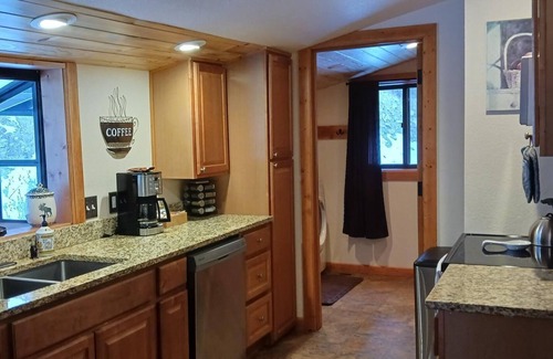 Shadow Mountain Cabin | Quaint, Cozy, Comfortable 1937 Mountain Cabin