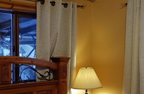Shadow Mountain Cabin | Quaint, Cozy, Comfortable 1937 Mountain Cabin