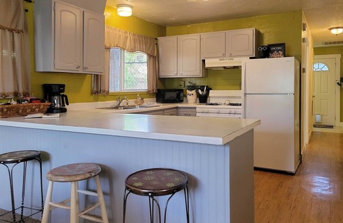Pear Park Cottage | Cozy Cottage Retreat: 3 Miles to Palisade Wineries!