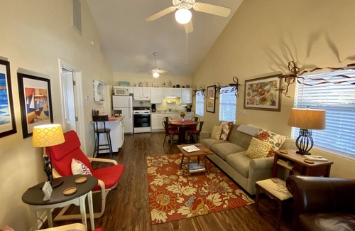 New Braunfels Cottage | Quaint Cozy Cottage, walking distance to downtown, Comal River & Schlitterbahn