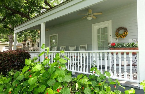 New Braunfels Cottage | Quaint Cozy Cottage, walking distance to downtown, Comal River & Schlitterbahn