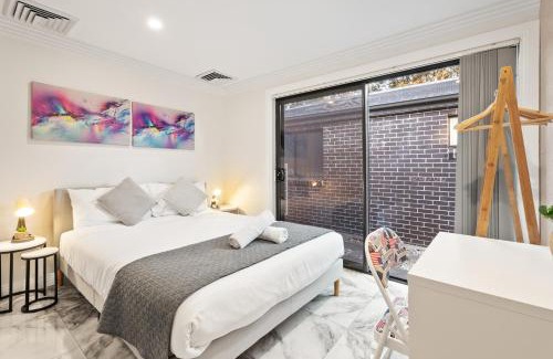 Glenfield House | Cozy Double Room with AC & Kitchen - Prime City Location