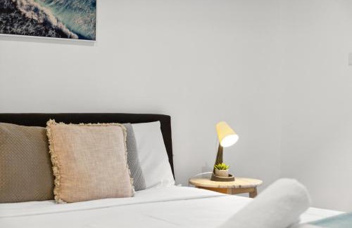 Glenfield House | Cozy Double Room with AC & Kitchen - Prime City Location