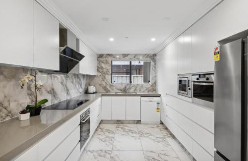 Glenfield House | Cozy Double Room with AC & Kitchen - Prime City Location