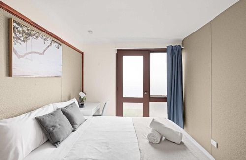 Milperra House | Quaint Double Room - Private Spot at Milperra - Shared Bathroom