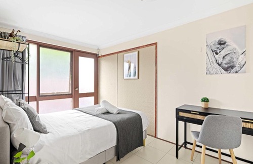 Milperra House | Quaint Double Room - Private Spot at Milperra - Shared Bathroom