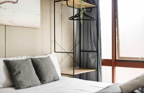 Milperra House | Quaint Double Room - Private Spot at Milperra - Shared Bathroom