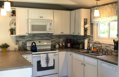Dunbarton Cottage | Charming Dunbarton Waterfront Cottage with Ocean Views