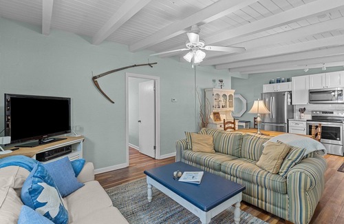 Tranquil Harbour Cottage | Cozy Duplex Cottage with Ocean View - Perfect for Families