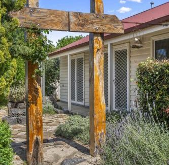 Bendigo House | Quaint Garden Oasis with Free Parking