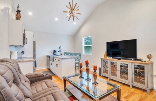 Gentilly Terrace Condo | Inviting Gentilly: Cozy 2BR Guesthouse with Kitchen & Parking