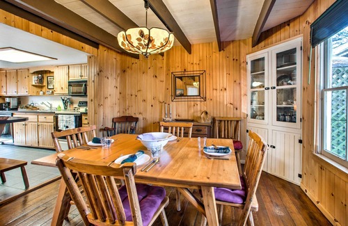 Mount Gretna Heights Cottage | Charming 'Gretna Getaway' Cottage with Spa & Breakfast!