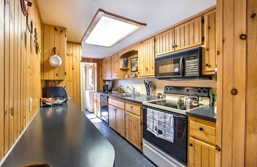 Mount Gretna Heights Cottage | Charming 'Gretna Getaway' Cottage with Spa & Breakfast!