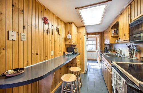 Mount Gretna Heights Cottage | Charming 'Gretna Getaway' Cottage with Spa & Breakfast!