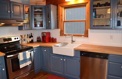 Harbor Springs Cabin | Charming Log Home with Lake Michigan Beach Access
