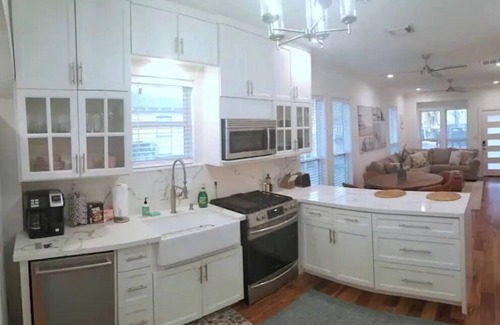 Houston Heights House | Discover Comfort at UNKNOWNNAME: Family-Friendly Hotel