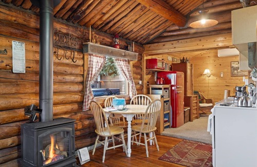 Red Lodge Cabin | Charming Wild Bill's Cabin with Hot Tub & High Guest Rating