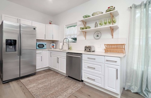 Georgetown House | Inviting Cottage Steps from Georgetown Square with Breakfast