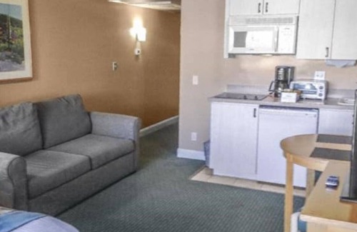 Canyon Corridor Condo | Charming Jr Villa at Palm Canyon Resort with Pool & Kitchenette