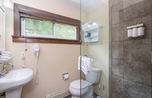 Telluride Hotel | Cozy Lodge Near Downtown with River Views and Breakfast