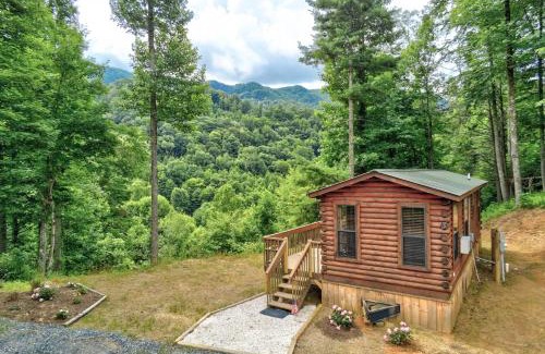 Warrensville House | Charming Log Cabin with Views, Pet & Child Friendly