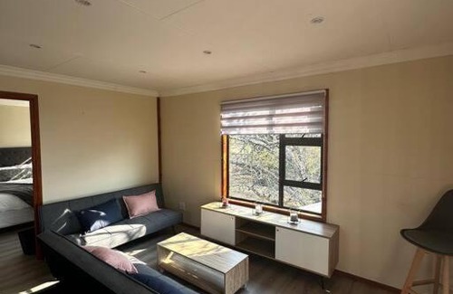 Lanseria Apartment | Cozy Log Cabin Retreat - Pet & Child Friendly Getaway