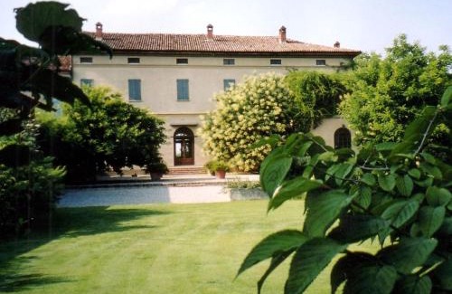 Stagno Lombardo House | Quaint Mansion in Stagno Lombardo with Lush Garden Retreat