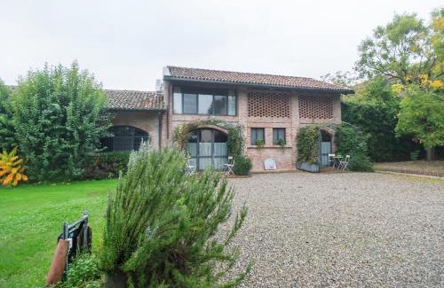 Stagno Lombardo House | Quaint Mansion in Stagno Lombardo with Lush Garden Retreat