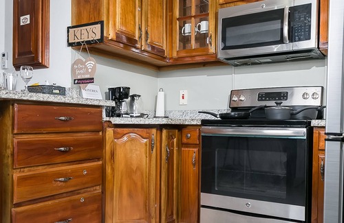 Ocho Rios Apartment | Charming Mini Mystic Studio with Pool & Pet-Friendly Perks