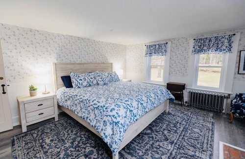 Francestown Bed & Breakfast | Top-Rated King Room 05 - Family-Friendly Accommodation