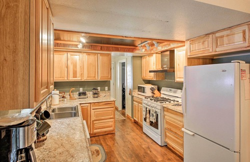 Priest River Cabin | Charming Priest Lake Cabin with Patio Near the Water