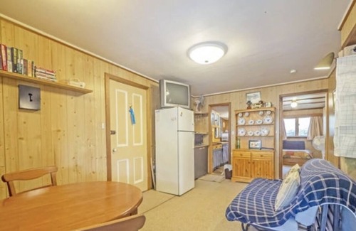 Caloote House | Pet-Friendly Quaint River Shack with Kitchen Access