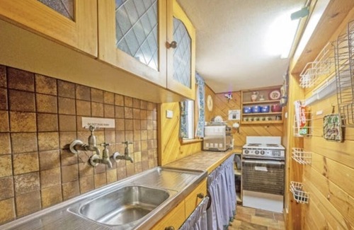 Caloote House | Pet-Friendly Quaint River Shack with Kitchen Access