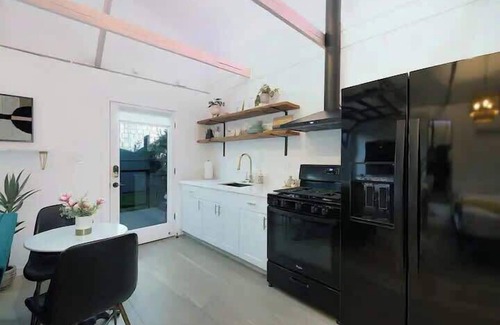 Little Italy House | Quaint Studio for 2 in the Heart of Little Italy!