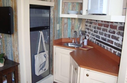 Historic Downtown Apartment | Inviting Studio Loft with Pool & Spa in Downtown Beaufort