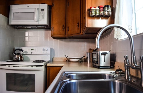 Hilton Cottage | Tranquil Cottage Retreat by Lake Ontario - Top Rated Stay
