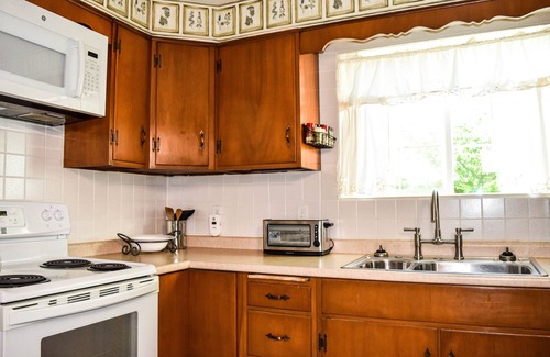Hilton Cottage | Tranquil Cottage Retreat by Lake Ontario - Top Rated Stay