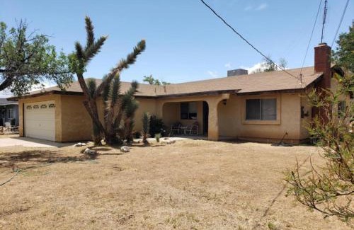 Quartz Hill Villa | Charming Vintage Ranch: Family-Friendly Retreat for 10