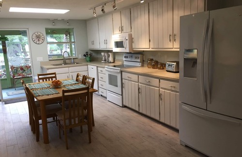 Homosassa Cottage | Cozy Waterfront Cottage with Boat Dock & Family Amenities