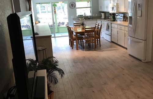 Homosassa Cottage | Cozy Waterfront Cottage with Boat Dock & Family Amenities
