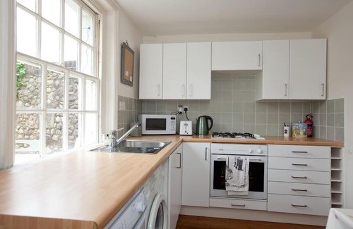 Arundel House | Historic Quaker Cottage: Family-Friendly Stay in Arundel
