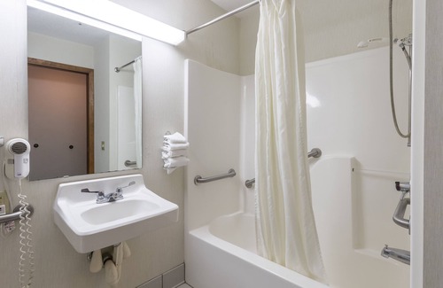 Mineralwells Hotel | Budget-Friendly Quality Express Inn with Breakfast & Family Options