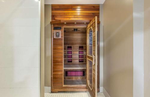 Burlington Hotel | Quality Hotel Burlington: Pet-Friendly Retreat with Pool