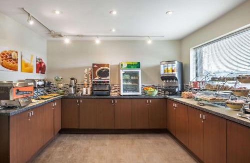 Burlington Hotel | Quality Hotel Burlington: Pet-Friendly Retreat with Pool