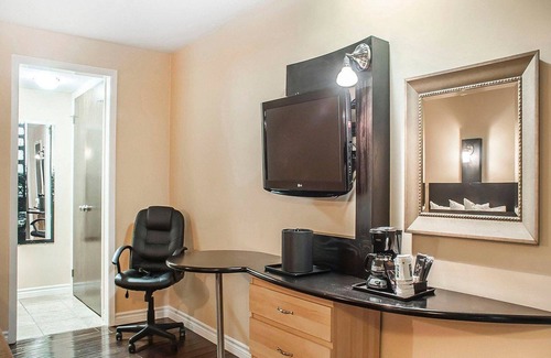 Fallsview Hotel | Discover Quality Hotel Fallsview Cascade with Pool & Breakfast